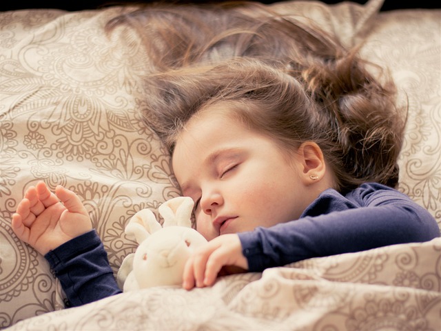 Toddler showing signs of separation anxiety at bedtime